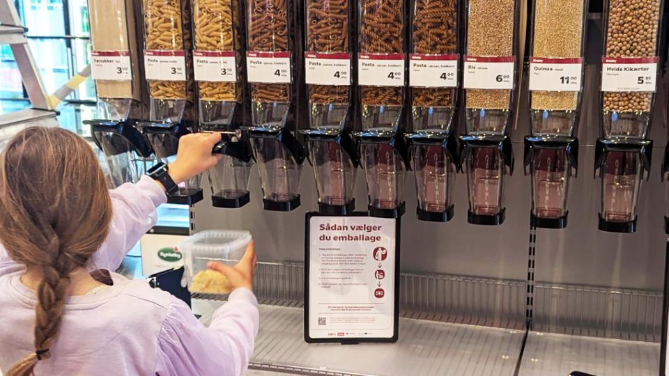 Løsmarked med nyt bulksystem gør det nemt at købe løsvarer og genanvende emballage