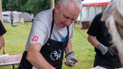 Indsamlet tekstilaffald genanvendes til T-shirts