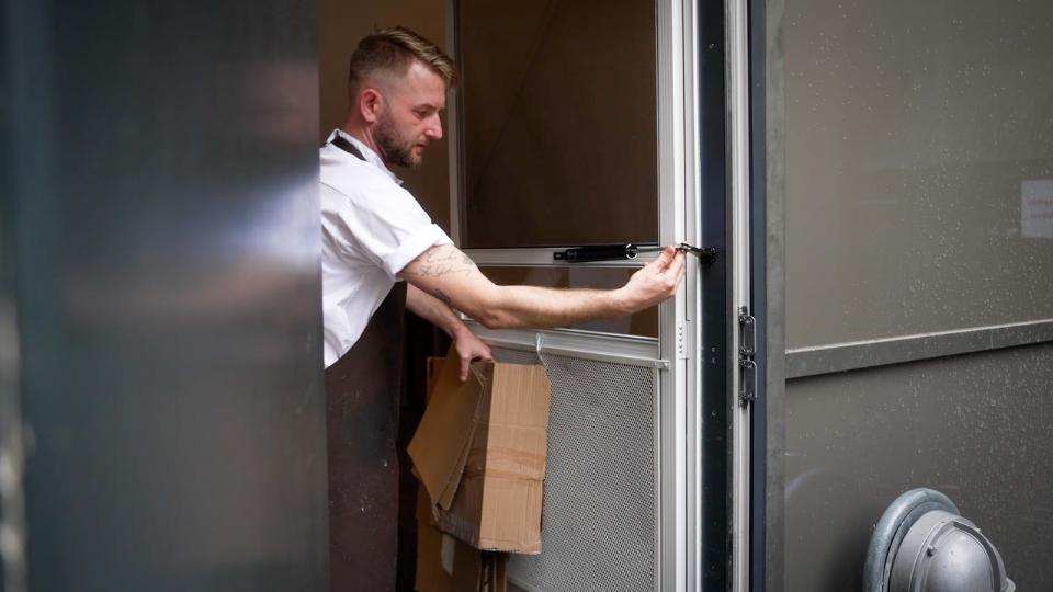 Madklubben sikrer køkken og serveringsområder med professionelt insektnet til døre og vinduer