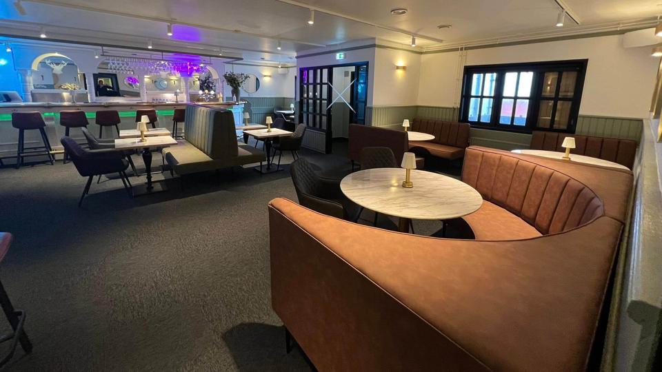 Café Esmeralda i Nuuk - varme farver i kolde omgivelser ❄️☕